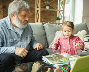 Diritto dei nonni a vedere i nipoti - Nonno che gioca con la nipote a casa